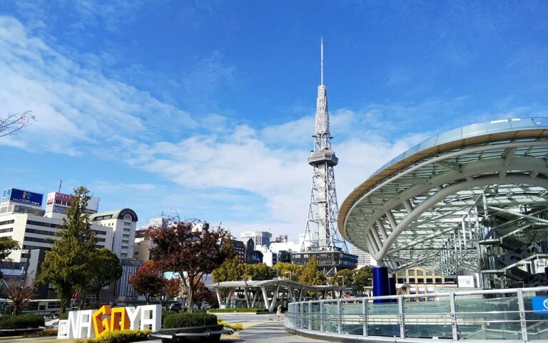 電気のプロとして、一生ものの技術を手に入れませんか？ 愛知県名古屋市にある **有限会社 富士見** は、地域に根ざして50年以上、家庭から工場・公共施設まで幅広い電気工事を手がけてきた会社です。私たちは「街のあかりを守る仕事」に誇りを持ち、次の時代を担う **電気工事士** を積極的に募集しています。 ■「電気工事士」は、これからの時代に強い職業です。 電気は、どんな建物・設備にも欠かせません。住宅・オフィス・店舗・工場、どんな場所でも電気設備の設計・施工・保守を行うのが電気工事士。 AIやロボットが進化しても、実際に「手を動かして配線・接続・試験を行う」仕事は、機械には代えられません。だからこそ、**電気工事士は将来もなくならない“安定した国家資格職”** なのです。 ■意外と知られていない「高収入」の世界 現場経験を積むほどスキルが評価され、資格を取るたびに収入もアップします。 20代後半〜30代で年収400〜500万円、管理職や独立後は700万円以上も珍しくありません。 努力した分だけ成果が形になる、やりがいのある仕事です。 ■未経験からでも大歓迎 有限会社 富士見では、未経験から始めた社員が多数活躍中です。 入社後は先輩が一つひとつ丁寧に教え、国家資格「第二種電気工事士」の取得も会社が全面サポート。 現場経験を積みながら資格が取れるので、**学びながら稼げる環境** が整っています。 ■働く魅力 * 現場は主に名古屋市内と近郊で、**転勤なし・地元密着** * 残業は少なめで、プライベートも大切にできる * 資格取得費用を会社負担、実技練習の設備あり * チームワーク重視で、職場の雰囲気が明るい ■求める人物像 ・体を動かす仕事が好きな方 ・手に職をつけたい方 ・安定した収入と将来性を求める方 ・真面目にコツコツ学ぶ姿勢のある方 「電気工事士」は、社会に欠かせないインフラを支える専門職。 私たち富士見は、次の世代に技術をつなぐことを使命としています。 もしあなたが 「安定した仕事に就きたい」「手に職をつけて独立も目指したい」 そんな想いをお持ちなら、ぜひ私たちと一緒に働きませんか？ 有限会社 富士見 — あなたの未来に“あかり”を灯す会社です。
