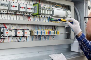 電気工事士免許における「高圧」と「低圧」の区分は、扱う電圧の範囲に基づいて明確に分けられています。この区分により、工事の種類や必要な安全対策が異なります。電気工事士は、これらの区分を理解し、適切な安全対策を講じながら業務を遂行する必要があります。