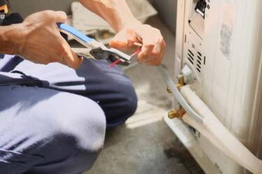 電気工事士の資格は、電気設備の工事を安全かつ効率的に行うために不可欠なものです。第一種電気工事士は高圧設備も含めた広範囲な電気工事を行うことができ、第二種電気工事士は主に低圧設備を扱います。特種電気工事資格者は特定の用途に特化した資格であり、それぞれの資格には異なる要件と権限が定められています。資格取得のプロセスを経て、定期的な更新を行うことで、安全で信頼性の高い電気工事を提供することができます。