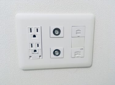 新築時に宅内有線LANを敷設することは、多くのメリットをもたらします。高速で安定した接続、セキュリティの向上、長期的なコスト削減、各部屋への均等なネットワーク提供、デバイスの充電と同時利用、将来の拡張性、そしてエステティックな利点などがあります。これにより、快適で便利な生活環境を実現し、技術の進化に柔軟に対応できる家を作ることができます。