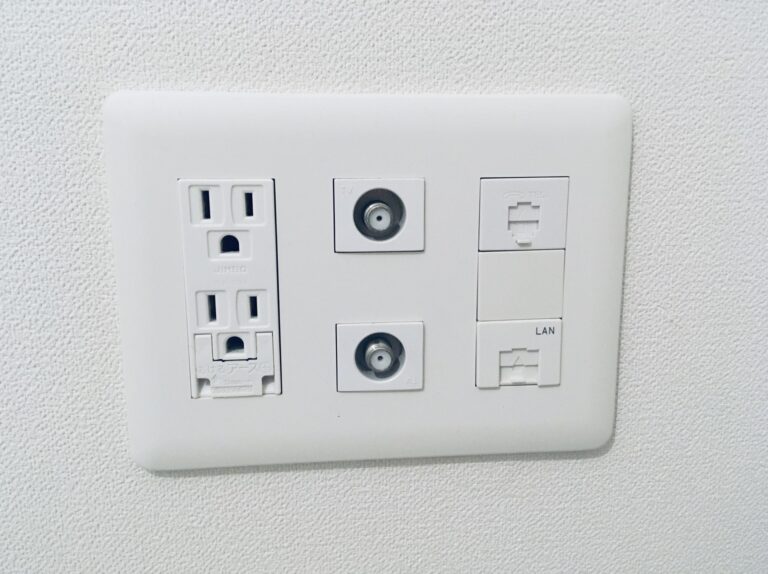 新築時に宅内有線LANを敷設することは、多くのメリットをもたらします。高速で安定した接続、セキュリティの向上、長期的なコスト削減、各部屋への均等なネットワーク提供、デバイスの充電と同時利用、将来の拡張性、そしてエステティックな利点などがあります。これにより、快適で便利な生活環境を実現し、技術の進化に柔軟に対応できる家を作ることができます。