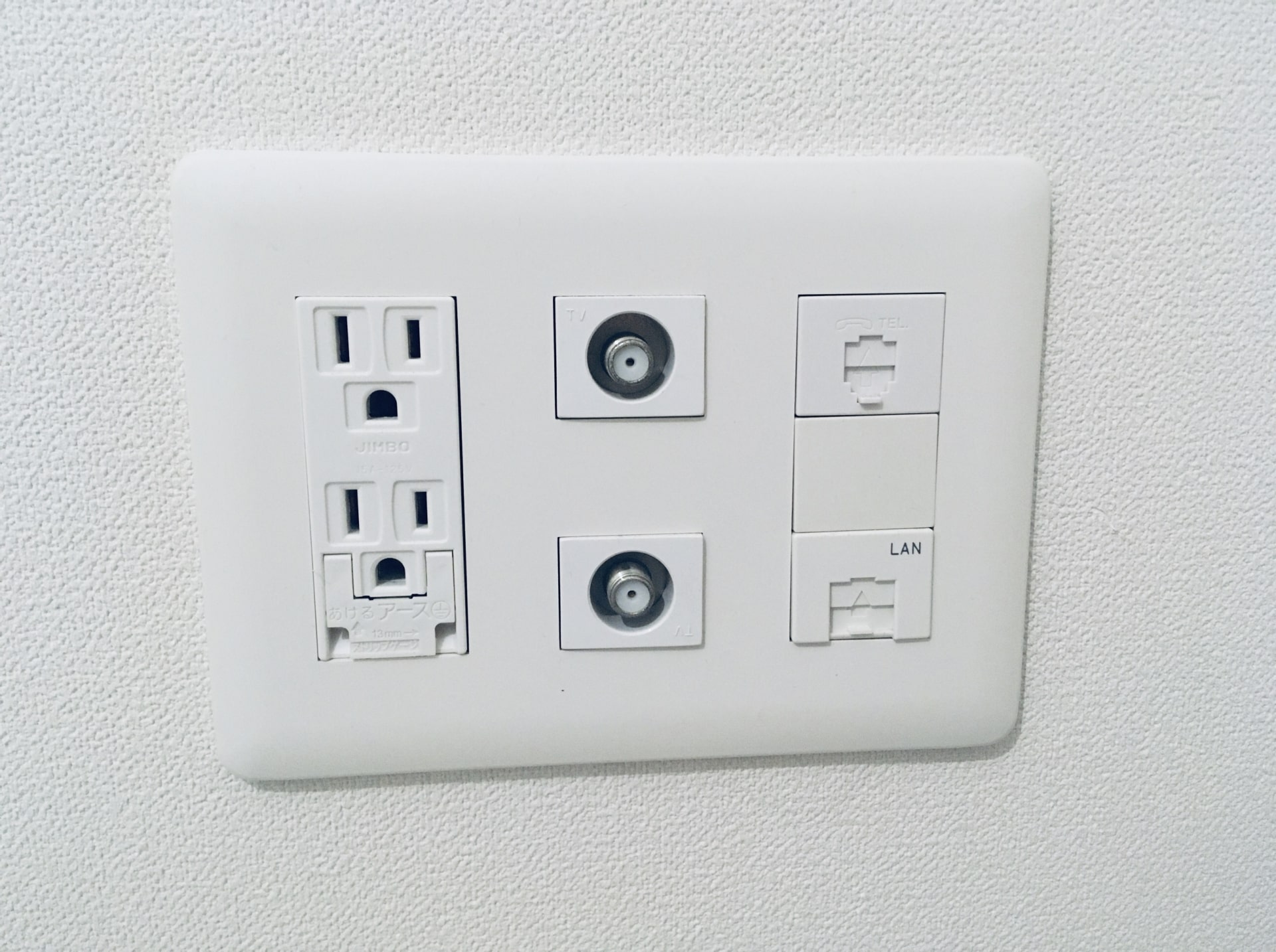 新築時に宅内有線LANを敷設することは、多くのメリットをもたらします。高速で安定した接続、セキュリティの向上、長期的なコスト削減、各部屋への均等なネットワーク提供、デバイスの充電と同時利用、将来の拡張性、そしてエステティックな利点などがあります。これにより、快適で便利な生活環境を実現し、技術の進化に柔軟に対応できる家を作ることができます。
