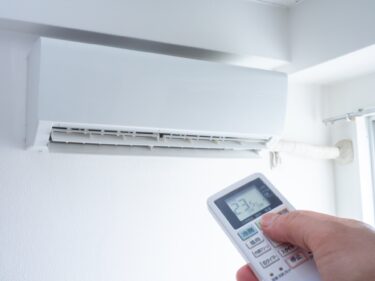 【電気工事士が解説】家庭用エアコン・冷暖房機器の賢い選び方を紹介。冷房と暖房で異なる適用畳数の目安や、ガス・石油ファンヒーター併用時にワンクラス下の機種でも快適に過ごせる理由を具体例付きで解説します。無駄な出費を抑え、最適な一台を選ぶための実践的な購入術です。