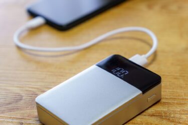 リチウムイオン電池の発火・熱暴走リスクに配慮し、次世代の安全・安定バッテリーとして注目されるナトリウムイオン電池や水素（プロトン）電池を分かりやすく比較。用途別のおすすめ・導入チェックリスト付き。