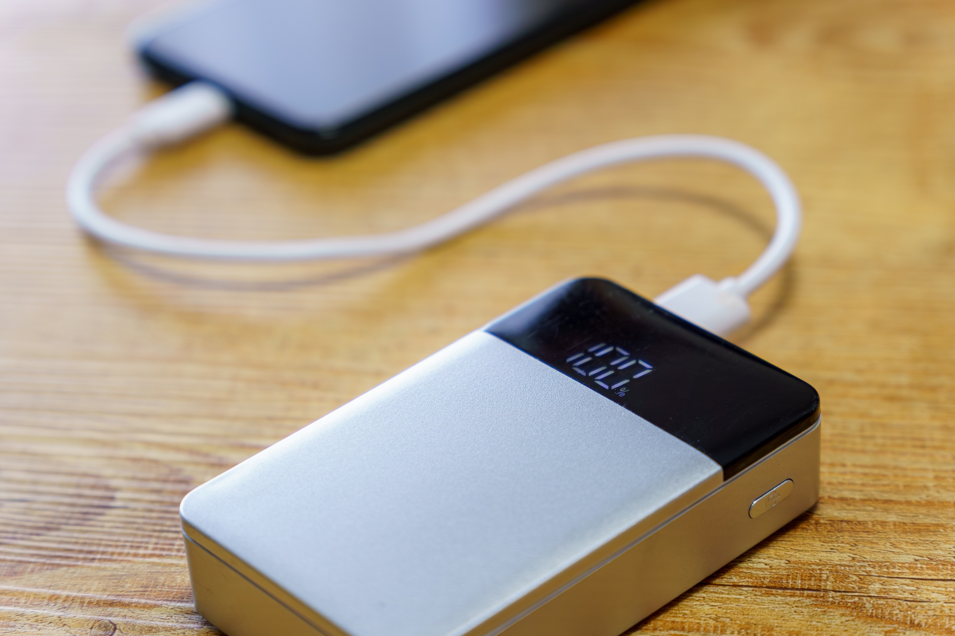 リチウムイオン電池の発火・熱暴走リスクに配慮し、次世代の安全・安定バッテリーとして注目されるナトリウムイオン電池や水素（プロトン）電池を分かりやすく比較。用途別のおすすめ・導入チェックリスト付き。