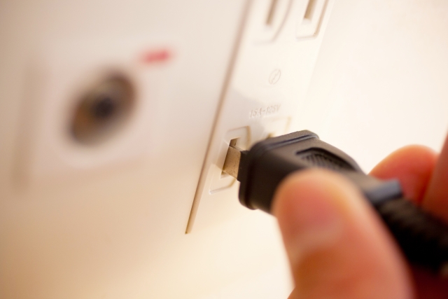 冬に増える漏電火災を“1分チェックシート＋図解＋簡易グラフ”でやさしく解説。結露・ほこり・過負荷・劣化の正体と対策、面白い雑学も。印刷OK／ご家庭・事業所で今すぐ実践できます。