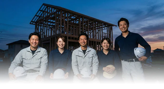 仕事終わりにチーム全員で集まった、仲の良さが伝わる集合写真です。